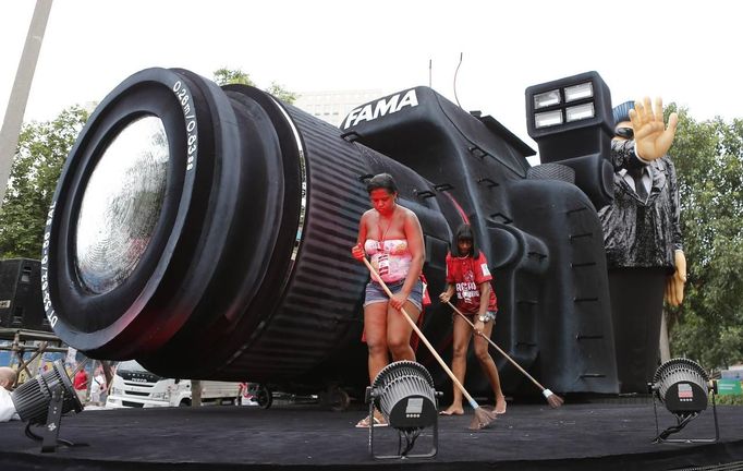 Revellers prepare a float outside the Sambadrome ahead of the first night of the annual Carnival parade in Rio de Janeiro, February 10, 2013. REUTERS/Sergio Moraes (BRAZIL - Tags: SOCIETY) Published: Úno. 10, 2013, 10:28 odp.