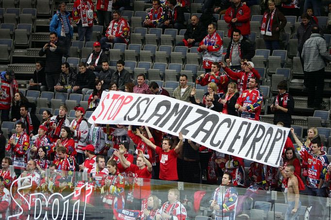 Hokejisté Slavie nastoupili proti Pardubicím ve speciálních zlatých dresech.