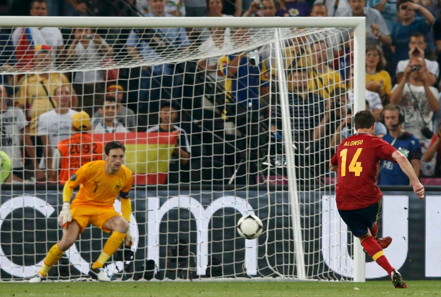 Xabi Alonso střílí gól z penalty během čtvrtfinálového utkání Španělska s Francií na Euru 2012