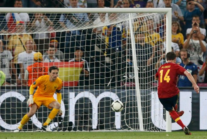 Xabi Alonso střílí gól z penalty během čtvrtfinálového utkání Španělska s Francií na Euru 2012.