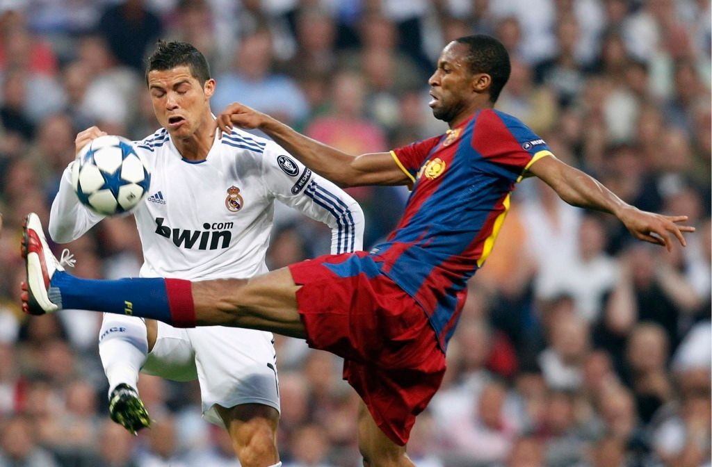 Keita bojuje s Ronaldem v zápase Realu s Barcelonou
