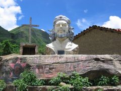 Guevara jako svatý. Jeho pomník v La Higuera v Bolívii.