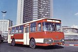 Zkratku LIAZ mají fanoušci automobilů spojenou především s nákladními vozy Libereckých automobilových závodů. Jenže LiAZ (Likinský autobusový závod) existoval i v bývalém Sovětském svazu, jako výrobce autobusů (a později trolejbusů) z Moskevské oblasti. Nejprve tam byla z automobilky ZiL předána výroba autobusů, v roce 1967 se objevil vlastní (a dodnes nejznámější) typ 677. Ten byl využíván především v městské a meziměstské dopravě, existovaly ale i dálkové verze a v několika modifikacích vydržel v sériové výrobě až do roku 1994. V útrobách pracoval benzinový osmiválec ZiL, bylo možné se ale setkat i s pohonem na LPG nebo dokonce dieselem.