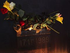 Květiny u památníku na Národní třídě