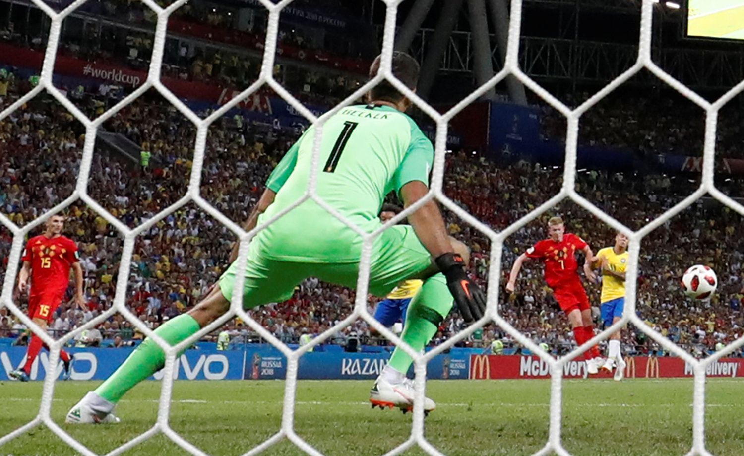 Kevin de Bruyne dává gól do sítě Alissona v zápase Brazílie - Belgie na MS 2018
