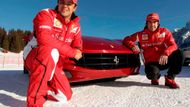 Felipe Massa a Fernando Alonso před Ferrari FF. Vlastního vozu pro novou sezonu F1 se dočkají 2. února.