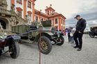 Na srazu se v sobotu i neděli objevily na tři stovky aut různého stáří, které byly vystavené podle tematických sekcí. Nechyběla nejstarší auta z počátku 20. století.