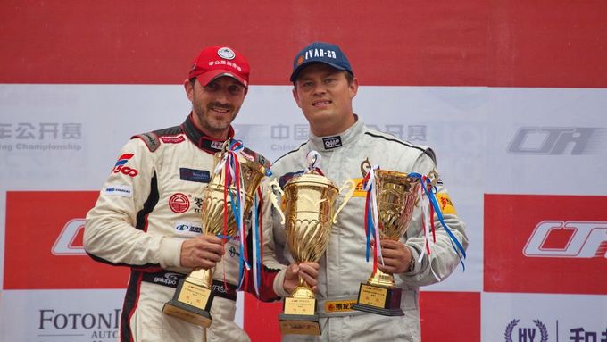 David Vršecký a Adam Lacko na stupních vítězů v Čcheng-tu.
