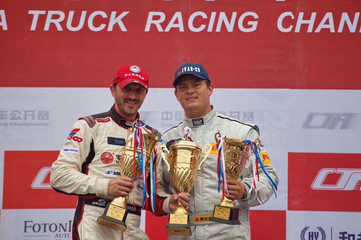 David Vršecký a Adam Lacko na stupních vítězů v Čcheng-tu