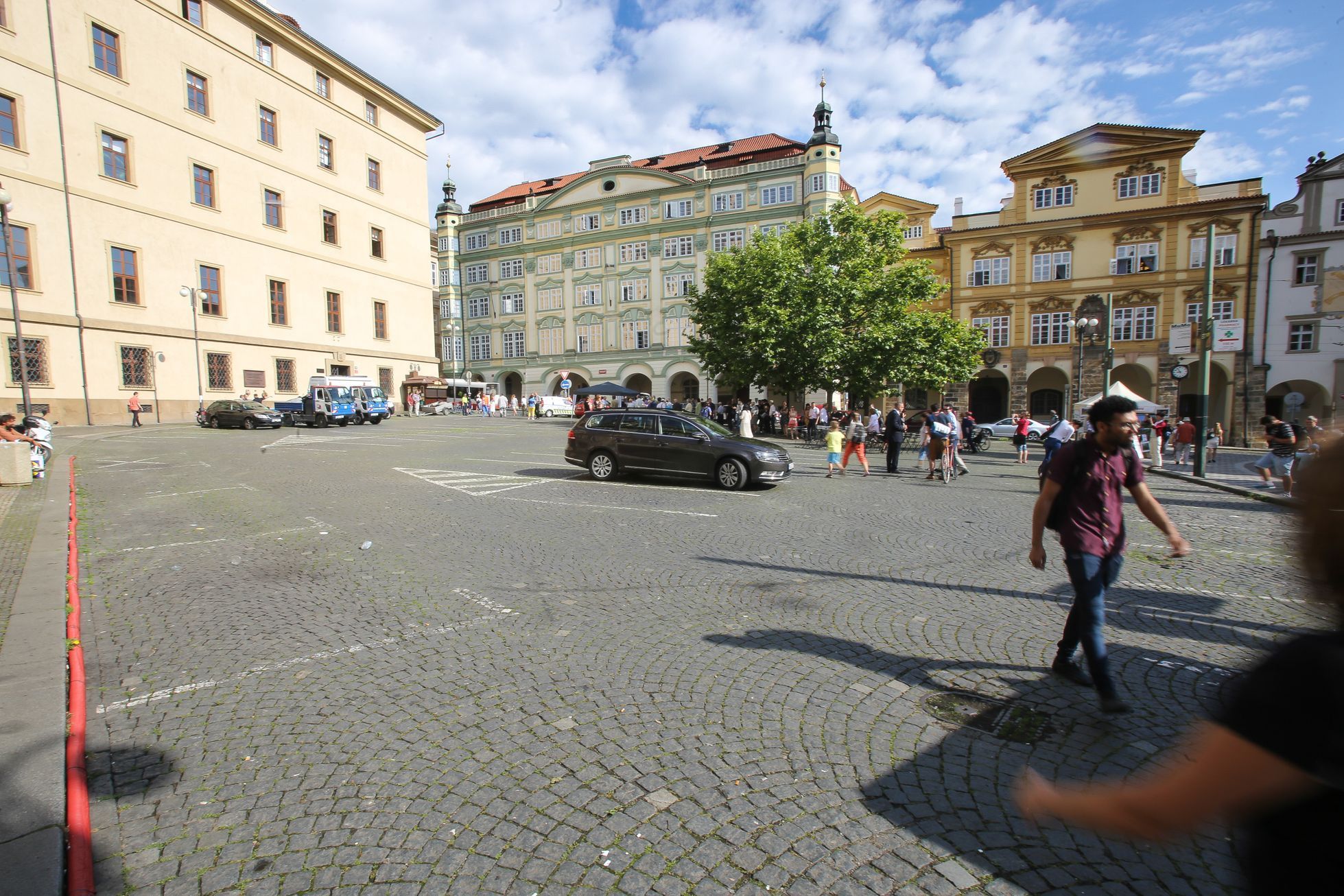Malostranské náměstí v Praze před a po zrušení parkoviště
