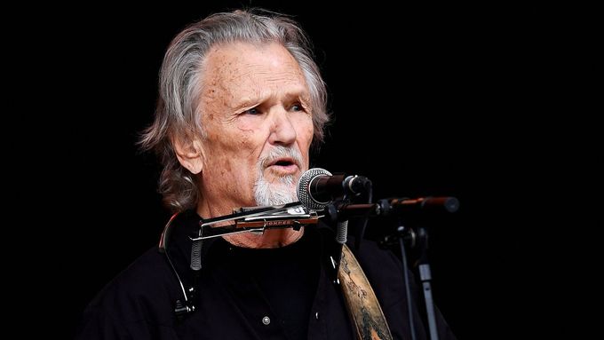 Na záznamu z roku 1979 zpívá Kris Kristofferson jeden ze svých největších hitů Me and Bobby McGee. Foto: Reuters