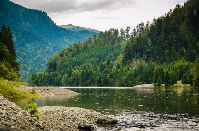 Les a jezero v Rumunsku, ilustrační foto.