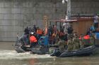 Potápěči začali vytahovat z Dunaje oběti z potopené lodi