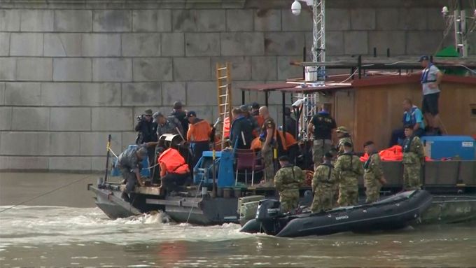 Potápěči začali vytahovat z Dunaje oběti z potopené lodi.