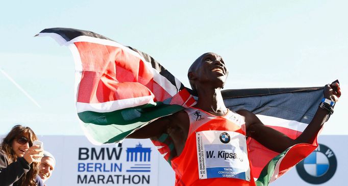 Keňan Wilson Kipsang slaví triumf na berlínském triumfu