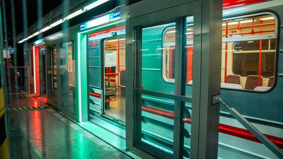 Foto: Černé značení, živé rostliny, hologram. Metro je plné novinek, některé nepotěší