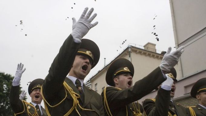 Absolventi policejní akademie v Minsku oslavují ukončení studia slavnostním pochodem a házením mincí. Kam nyní pochoduje celé Bělorusko?