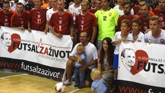V Chomutově se konal charitativní zápas českých reprezentantů ve fotbale a futsale na pomoc reprezentačnímu masérovi Vladimíru Mikulášovi bojujícímu s nemocí ALS
