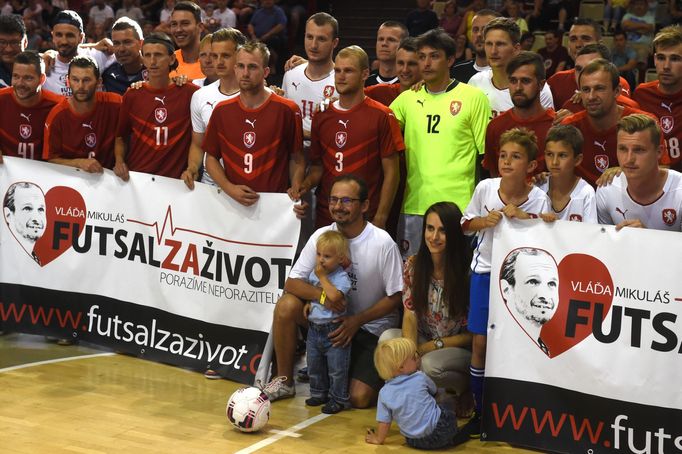 V Chomutově se konal charitativní zápas českých reprezentantů ve fotbale a futsale na pomoc reprezentačnímu masérovi Vladimíru Mikulášovi bojujícímu s nemocí ALS.