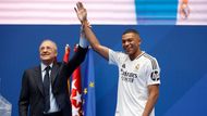 Kylian Mbappé poprvé v dresu Realu Madrid, vlevo předseda klubu Florentin Pérez