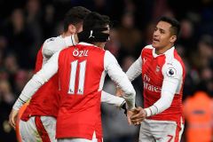 Arsenal prodloužil neporazitelnost a vede, Vardy hattrickem potopil City