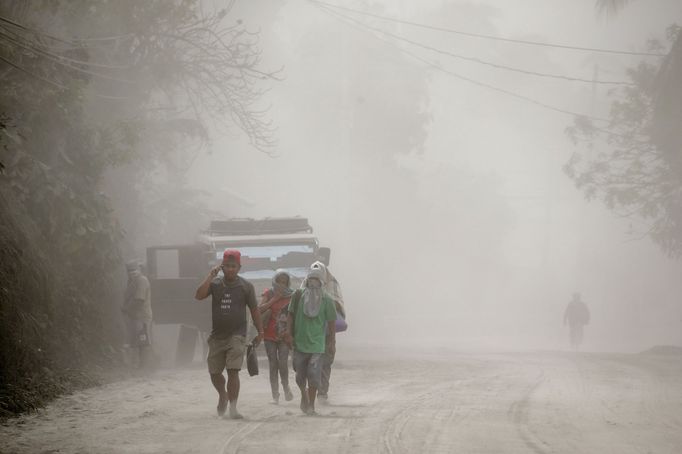 Filipínská sopka Taal začala chrlit popel a dým, hrozí její erupce.