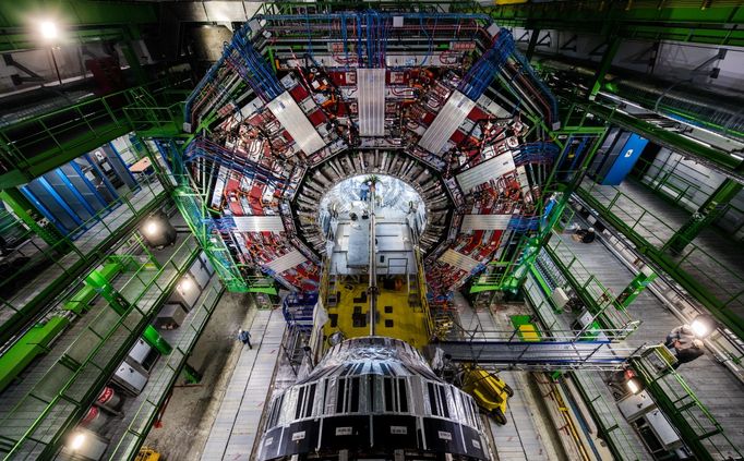 Fotografie zobrazuje detektor CMS v CERN při výměně pixelového detektoru během technické přestávky v roce 2017. Tato aktualizace zlepšuje měřicí schopnosti.