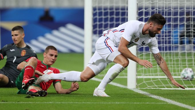 Olivier Giroud dává gól v zápase Francie - Bulharsko