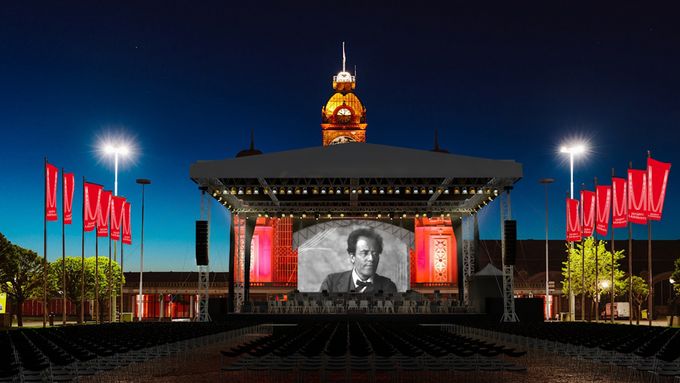 Na prostranství před Průmyslovým palácem vznikne hlediště s místy k sezení a pódium pro spojené orchestry České filharmonie a Bamberských symfoniků.