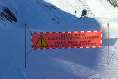 Francouzské hory bojují s nedostatkem sněhu, v některých resortech zavřeli sjezdovky