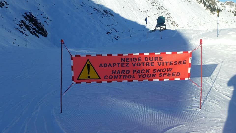 Ve francouzském skiareálu Chamonix vyzvali lyžaře kvůli tvrdému povrchu k opatrnější a pomalejší jízdě.