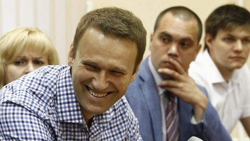 Alexej Navalnyj během čtení rozsudku. Soud ho uznal vinným z podvodu.