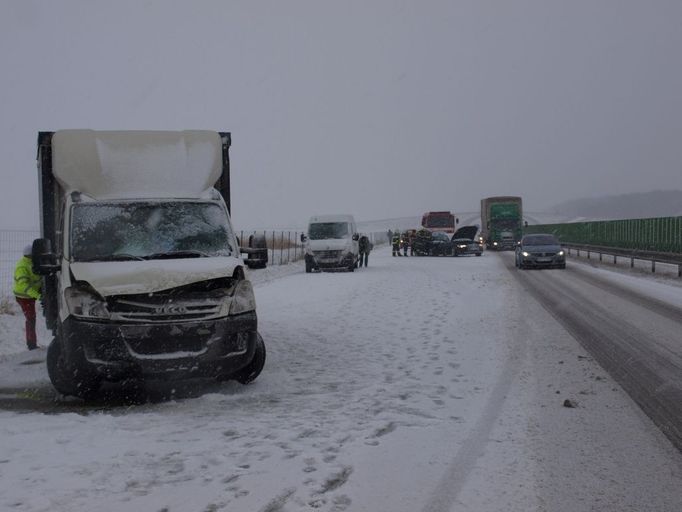 Úterý 12. 2. 2013: Dopolední nehoda dvou osobních vozidel a dvou dodávek na 69. kilometru dálnice D11.