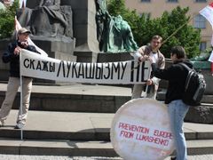 Námluvy Lukašenka a EU se nelíbí nejen Moskvě, ale také běloruské diaspoře v Praze