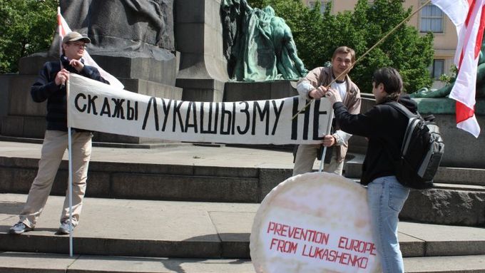 "Řekni lukašismu ne" a "Ochrana Evropy před Lukašenkem" (v ne příliš přesvědčivé angličtině) - některé ze sloganů, které se objevily na demonstraci běloruské opozice v Praze