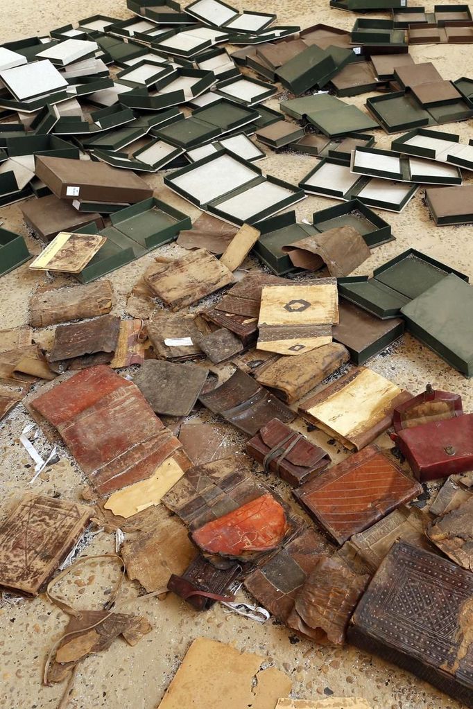 Boxes holding ancient manuscripts, which were partially damaged by Islamist rebels, are seen at the Ahmed Baba Institute, or Ahmed Baba Centre for Documentation and Research, in Timbuktu January 31, 2013. The majority of Timbuktu's ancient manuscripts appear to be safe and undamaged after the Saharan city's 10-month occupation by Islamist rebel fighters, experts said on Wednesday, rejecting some media reports of their widespread destruction. REUTERS/Benoit Tessier (MALI - Tags: POLITICS CIVIL UNREST CONFLICT SOCIETY) Published: Led. 31, 2013, 8:11 odp.