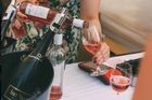 25 vinařů, sedm tisíc lahví růžového vína. Festival Růžový máj startuje už v sobotu