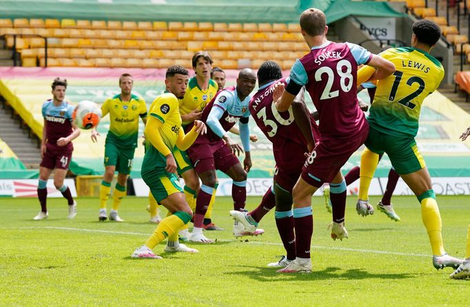 Tomáš Souček (28) z West Hamu v zápase na hřišti Norwich City