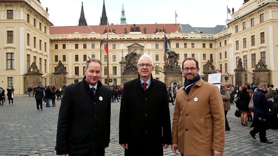 Fotoblog: Nejmenší strana ve sněmovně má jasno. Starostové se vydali na Hrad podpořit Drahoše