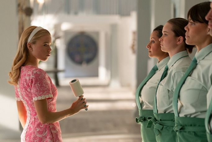 Milly Alcock jako Simone v seriálu Sirény.