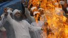 Bangladeshi Muslims shout slogans as they burn a mock coffin of U.S. President Barack Obama during a protest in front of the National Mosque in Dhaka September 21, 2012. About 10,000 Bangladeshi Muslims participated in demonstrations after Friday prayers in Bangladesh's capital against an anti-Islam film made in the U.S. and also against cartoons mocking the Prophet Mohammad published on Wednesday in a French magazine. REUTERS/Andrew Biraj (BANGLADESH - Tags: RELIGION POLITICS CIVIL UNREST) Published: Zář. 21, 2012, 10:52 dop.