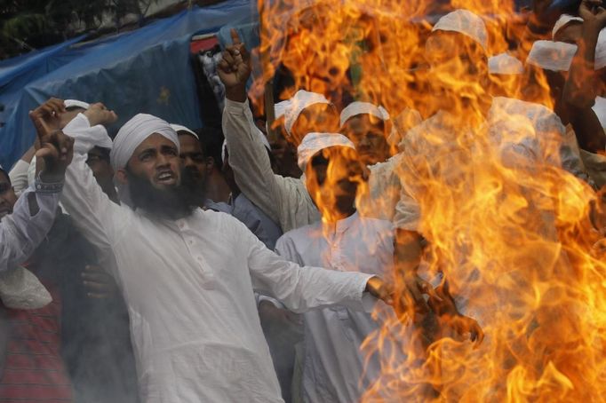 Bangladeshi Muslims shout slogans as they burn a mock coffin of U.S. President Barack Obama during a protest in front of the National Mosque in Dhaka September 21, 2012. About 10,000 Bangladeshi Muslims participated in demonstrations after Friday prayers in Bangladesh's capital against an anti-Islam film made in the U.S. and also against cartoons mocking the Prophet Mohammad published on Wednesday in a French magazine. REUTERS/Andrew Biraj (BANGLADESH - Tags: RELIGION POLITICS CIVIL UNREST) Published: Zář. 21, 2012, 10:52 dop.