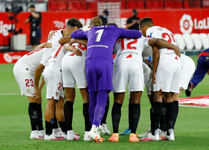 Soccer Football - La Liga Santander - Sevilla v Real Betis - Ramon Sanchez Pizjuan, Seville, Spain - June 11, 2020  Sevilla players huddle before the match, as play resum