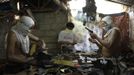 Filipino gunsmiths work in an illegal makeshift gun factory on the outskirts of Danao in central Philippines July 8, 2012. In the Philippines, they vote with their trigger fingers. Elections mean big business for illegal gunsmiths, who are looking forward to 2013 mid-term polls. With election-related violence commonplace, the Philippines imposes a ban on the carrying of guns for six months, from campaigning to the proclamation of winners. Picture taken July 8, 2012. To match Feature PHILIPPINES-GUNS/ REUTERS/Erik De Castro (PHILIPPINES - Tags: SOCIETY POLITICS BUSINESS CRIME LAW) Published: Čec. 29, 2012, 2:32 dop.