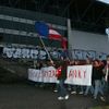 Fotbalové fanoušky přišlo podpořit také několik fandů hokejové Komety Brno, cestou na fotbalový stadion prošel dav i kolem zničené hokejové haly. V Brně holt nemá špičkový sport na růžích ustláno.