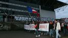 Fotbalové fanoušky přišlo podpořit také několik fandů hokejové Komety Brno, cestou na fotbalový stadion prošel dav i kolem zničené hokejové haly. V Brně holt nemá špičkový sport na růžích ustláno.