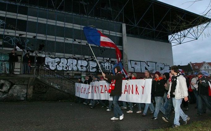 Fotbalové fanoušky přišlo podpořit také několik fandů hokejové Komety Brno, cestou na fotbalový stadion prošel dav i kolem zničené hokejové haly. V Brně holt nemá špičkový sport na růžích ustláno.