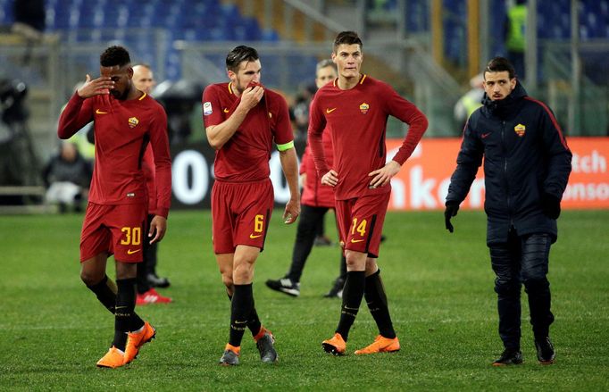 Gerson (zleva), Kevin Strootman a Patrik Schick jsou zklamaní po zápase AS Řím proti AC Milán v 26. kole italské ligy.