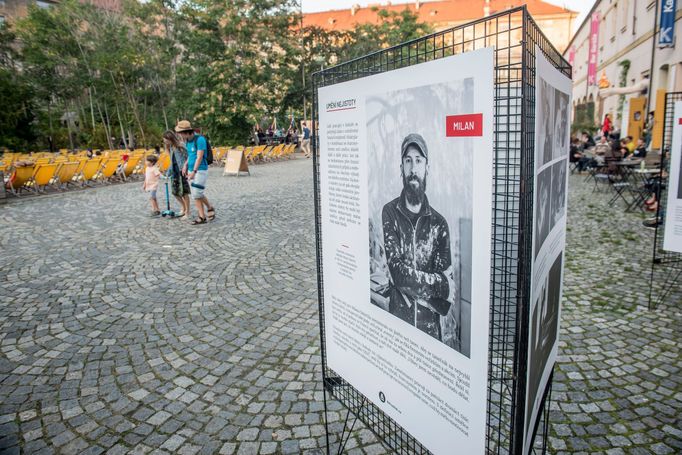 Debata projektu Aktuálně.cz Chudé Česko 21 v Kasárnách Karlín 14. září 2021. S moderátorkou Helenou Truchlou debatoval sociolog Daniel Prokop a komentátor David Klimeš.