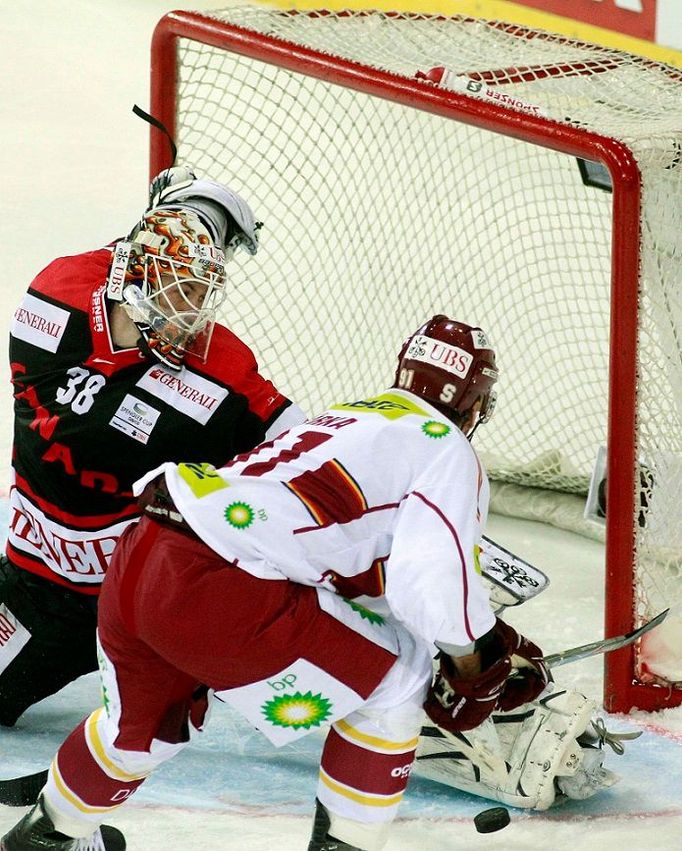 Spengler Cup: Sparta - Kanada: Jeff Deslauriers a Tomáš Kurka